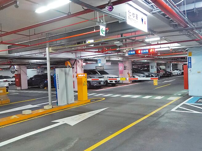 新北市府積極闢建停車場，「停車場作業基金」自2014年開始舉債。圖為蘆洲區永康公園地下停車場。（張鎧乙攝）