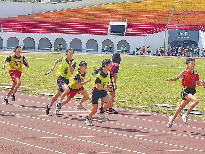 新北市2024運動樂活系列活動21日在板橋第一運動場開跑，大隊接力比賽選手們賣力奔跑。（王揚傑攝）