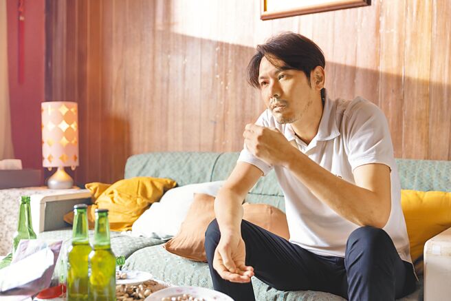 陳德烈劇中造型頹廢。（大愛提供）