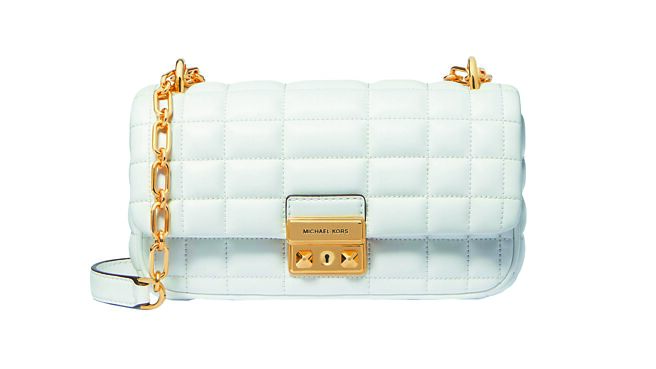 Michael Kors Tribeca白色大型炼带包，1万9000元。（Michael Kors提供）