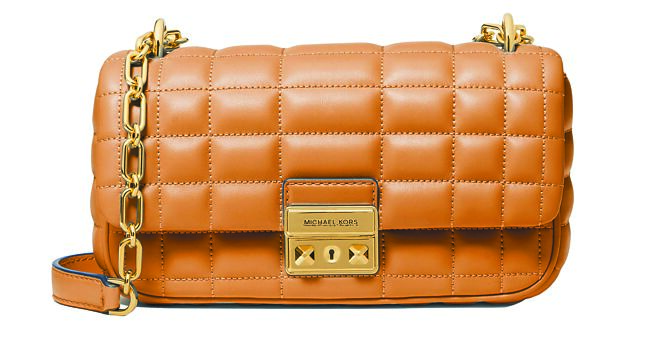 Michael Kors Tribeca棕色小型炼带包，1万5900元。（Michael Kors提供）