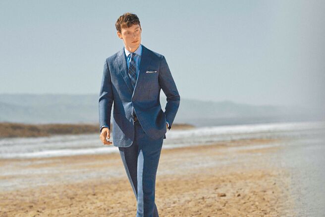 SOGO復興館BROOKS BROTHERS棉麻混紡深藍色西裝外套2萬2900元、棉麻混紡深藍色西裝褲9590元。（SOGO提供）