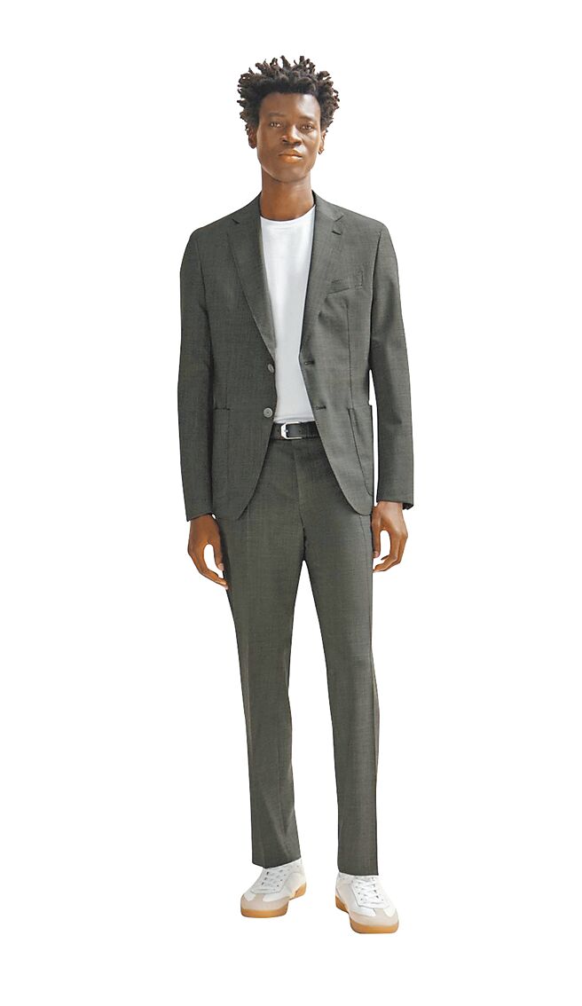 SOGO忠孝館BOSS經典兩件式西裝，3萬4900元。（SOGO提供）