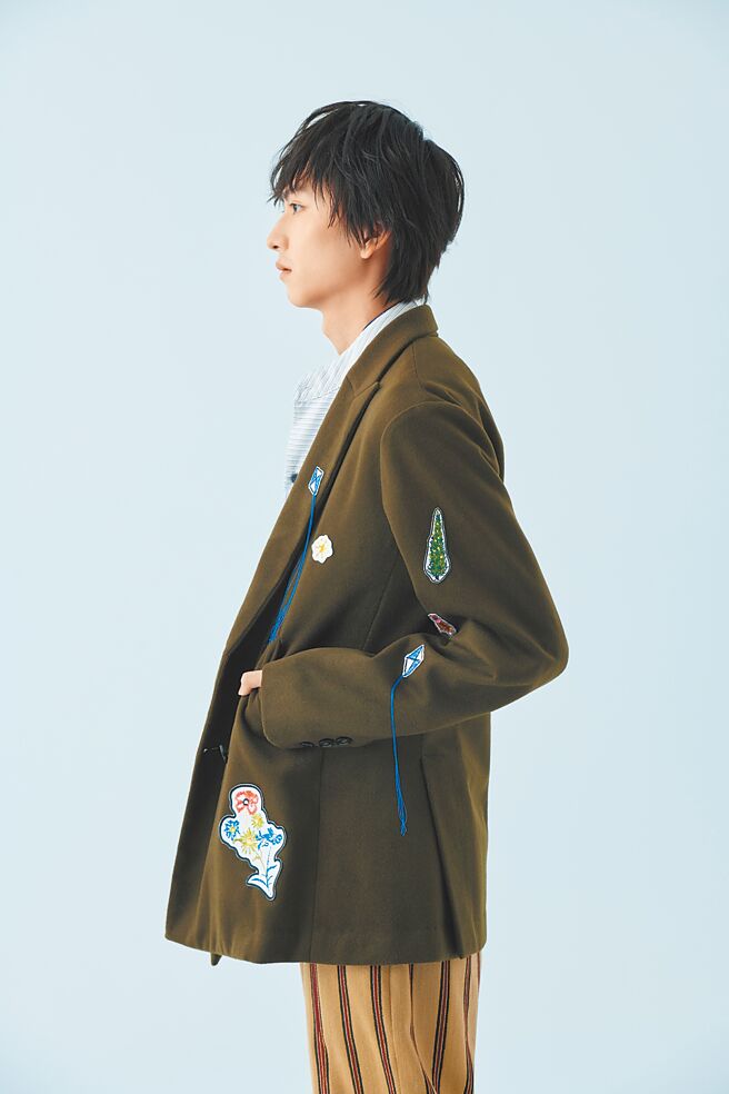 微風南山5月開幕新櫃CHERNG，雙排釦毛料西裝外套優惠價9000元。（微風提供）