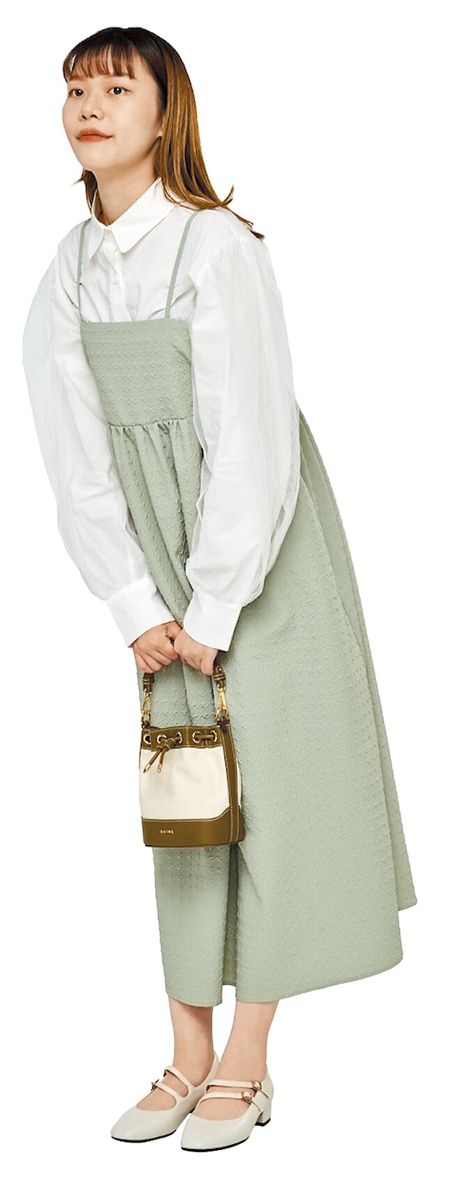 京站推荐服饰包括GREEN PARKS「袖子拼接网纱衬衫」，原价1780元、特价1000元；「立体压纹后绑结平口细肩吊带洋装」，原价2610元、特价1305元。（京站提供）