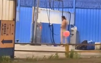 摸蜊仔兼洗褲？男自助洗車場「全裸淋浴」全都錄 民眾看傻了
