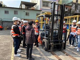 新北首辦「堆高機越南移工專班」 31小時訓練輔導考證照