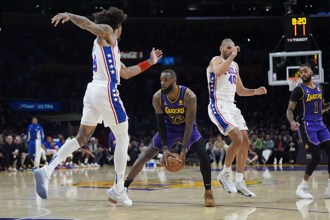 NBA》詹姆斯末節接管戰局 攜手一眉哥助湖人險勝七六人