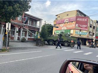 雲豹裝甲車戰術偵巡撞路燈 派出所外牆也遭殃