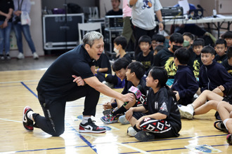 國小籃賽》松山高中黃萬隆頒獎基層教練 林現惟和隊友打表演賽