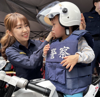 正妹女警合拍小小警察 新北兒童安全嘉年華歡笑聲不斷