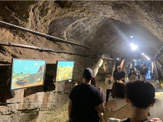 基隆信二路防空洞书洞市集好特别 地滑「安全帽自行取用」