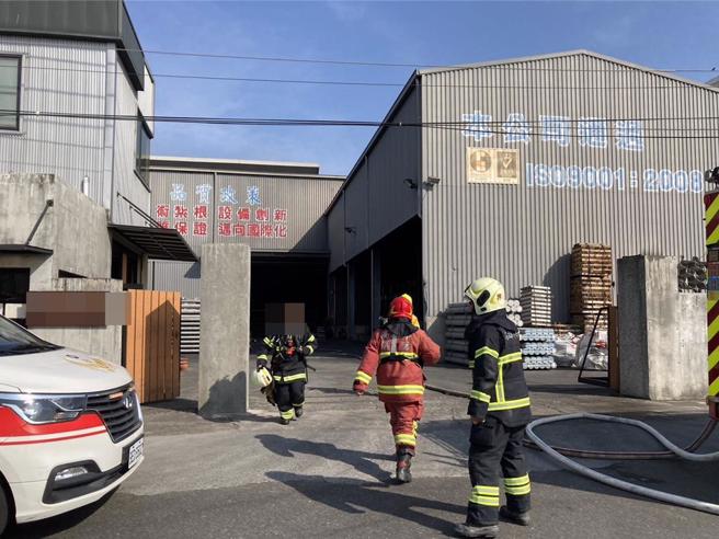 高雄市湖內區中山路二段一家鋁製工廠鍋爐疑似氣爆，警消接獲報案出動11車20人前往搶救，現場救出8名員工，其中2人無生命跡象，全數送醫搶救，詳細原因正在調查釐清中。（高雄市警消提供／林雅惠傳真）