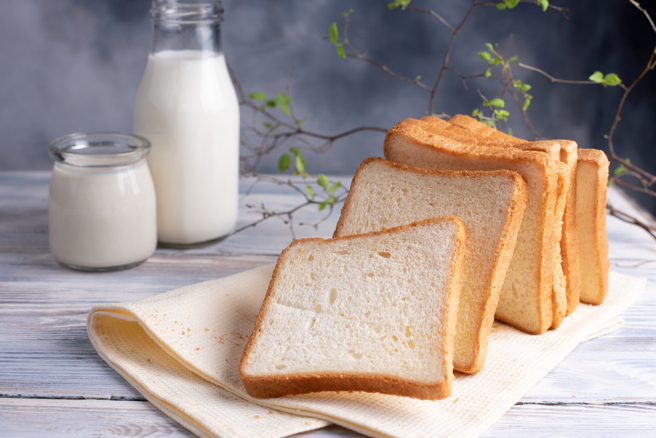 男网友将女友的生吐司拿去烤，惨被女友骂。（示意图：shutterstock／达志）