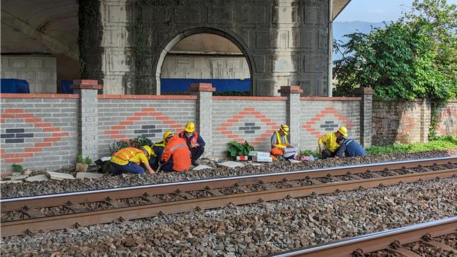 宜蘭市環市東路路橋下的鐵軌電纜線遭剪斷，導致多班列車誤點，台鐵緊急派員搶修中。（民眾提供／李忠一宜蘭傳真）