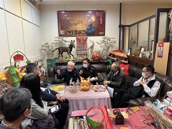 新竹市無形文化資產審議會審議通過，決議登錄「花燈」為竹市無形文化資產，並認定高齡98歲的藝師蕭在淦為保存者。（新竹市政府提供／王惠慧新竹傳真）