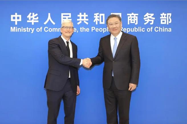中国商务部长王文涛（右）会见苹果CEO库克（左）。（中国商务部官网）