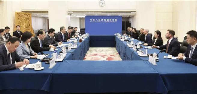 会见苹果CEO库克，中国陆商务部长王文涛：工商界普遍反对对华脱鉤断链。（中国商务部官网）
