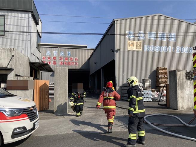 高雄市湖内区佳丰铝业今早8时许，锅炉疑似操作异常气爆，酿2死6人轻重伤，警消紧急救援。（柯宗纬翻摄）