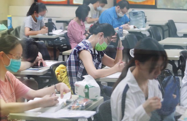 一名网友表示，念电机硕士的朋友想休学考高考，让他想不透。（本报资料照片）