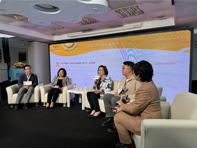 劳动部部长许铭春（左二）担任YS ChatGPT智库接受青年提问。（洪靖宜摄）
