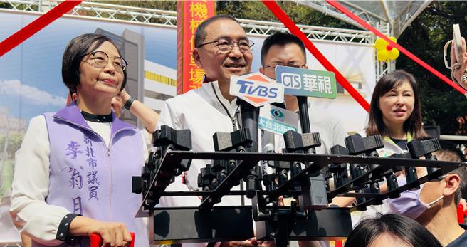 针对国际参访问题，新北市长侯友宜表示，只要来到新北都会热忱接待。（吕健豪摄）