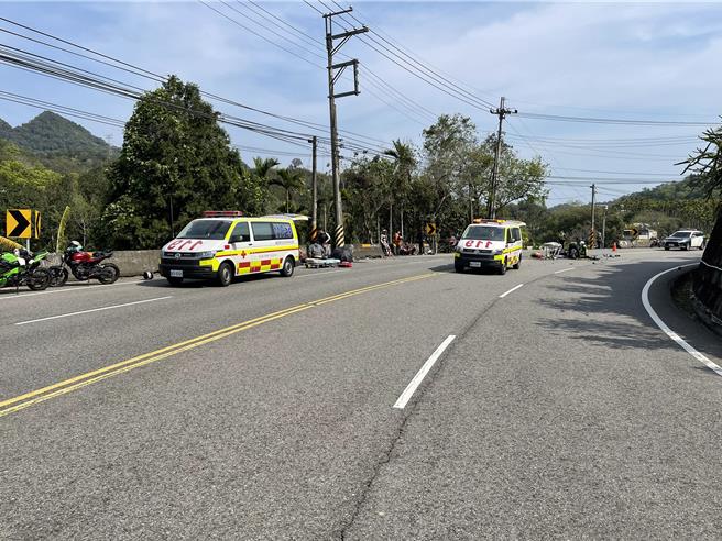 台3线狮潭乡121公里处两名年轻人骑大型重机对撞一死一重伤，苗栗县消防局出动两部救护车赶往救援送医。（读者提供／谢明俊苗栗传真）