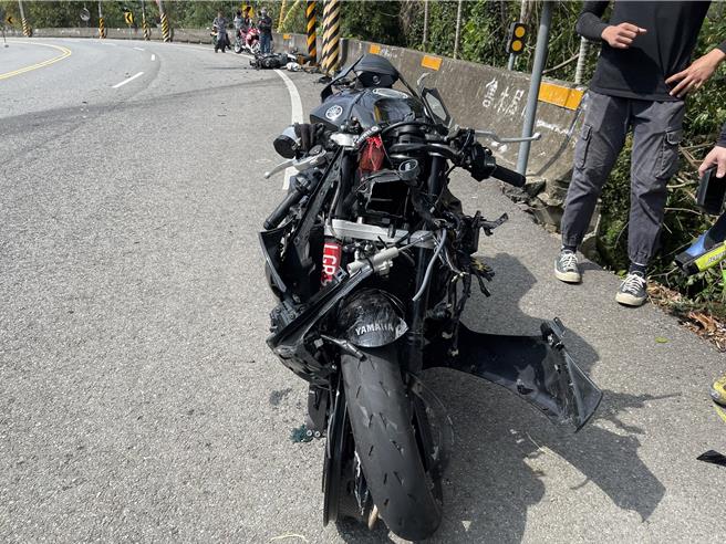 台3线狮潭乡121公里处两名年轻人骑大型重机对撞一死一重伤。（读者提供／谢明俊苗栗传真）