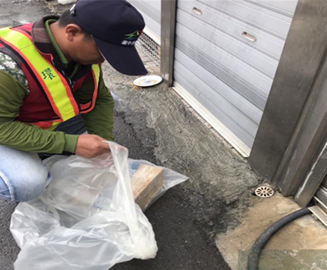 隨著民眾飼養犬貓比例逐年增加，台中市各區清潔隊常接獲通報道路或溝渠動物屍體清理請求，清潔隊成為不幸毛小孩最後1哩路的禮儀師。（台中市政府提供／馮惠宜台中傳真）