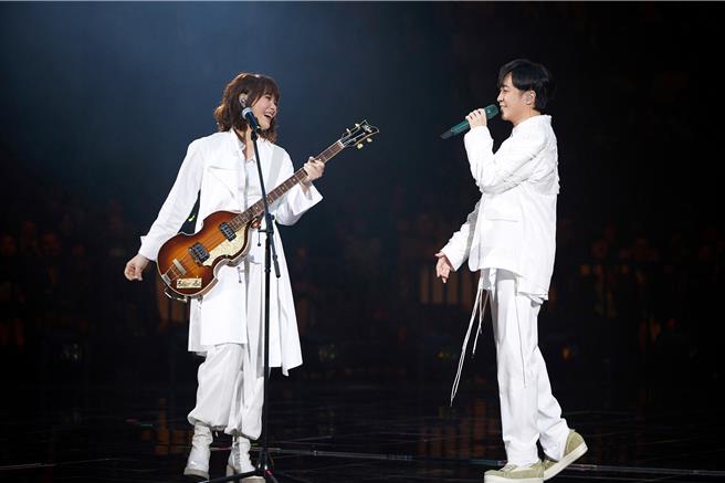 蘇打綠22日起在香港開唱，左起馨儀、青峰。（緒風有限公司提供）