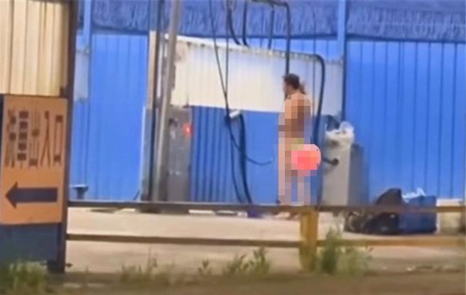 1名身分不明的男子日前在新北市汐万路一段1间自助洗车场内，大喇喇的脱光全身衣物，利用洗车场水源淋浴。（翻摄《社会事影音新闻》）