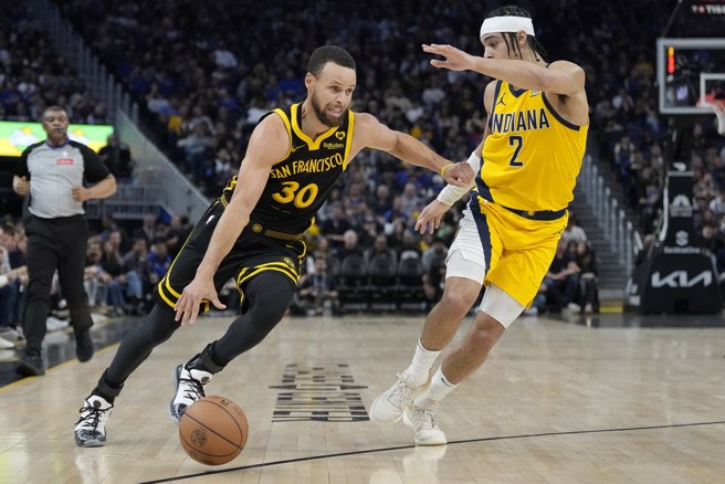 柯瑞運球強勢切入禁區。(美聯社)