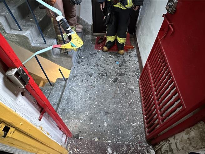 2024年3月23日新北市／员警抵达现场发现有不明物品燃放痕迹，公寓楼梯间也有窗户碎片，所幸无人受伤。（新北市土城警分局提供／刘玮晴新北传真）