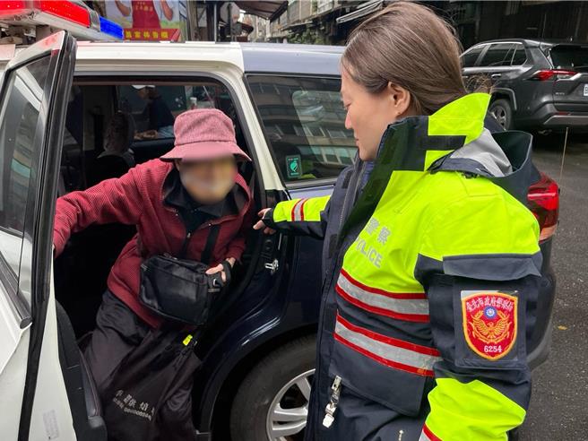 警方開車護送李婦到長照中心。（翻攝照片／林郁平台北傳真）