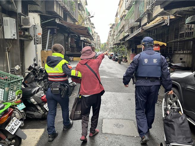 警方開車護送李婦到長照中心。（翻攝照片／林郁平台北傳真）