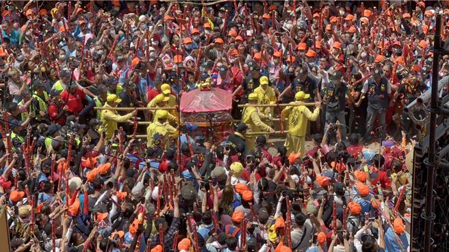 白沙屯妈祖神轿今（23日）循传统犁轿仪式三进三退，衝进朝天宫庙里大殿安座。（周丽兰摄）
