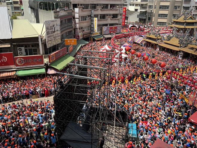 朝天宫庙门前挤满人潮。（周丽兰摄）