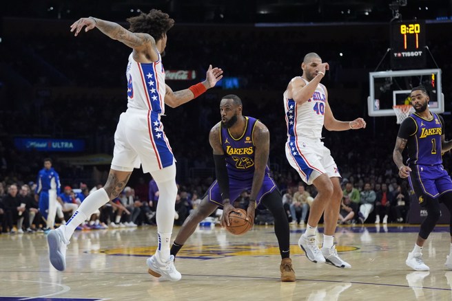 詹姆斯站在三分線上找尋傳球隊友。(美聯社)