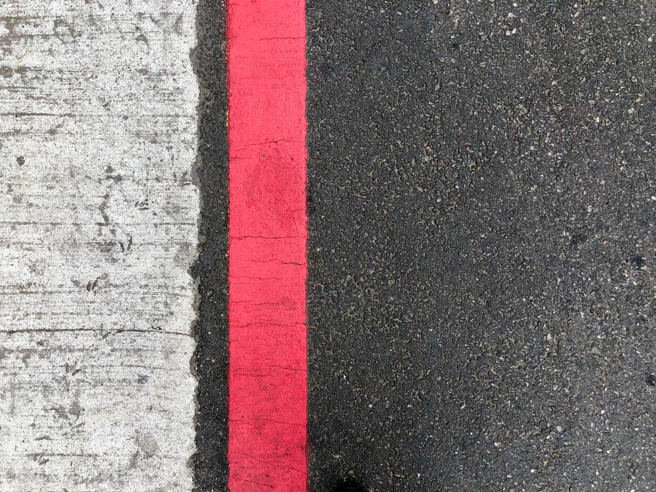 網友騎車發現「路邊紅線掉了」，引起網友討論。（示意圖：shutterstock／達志）