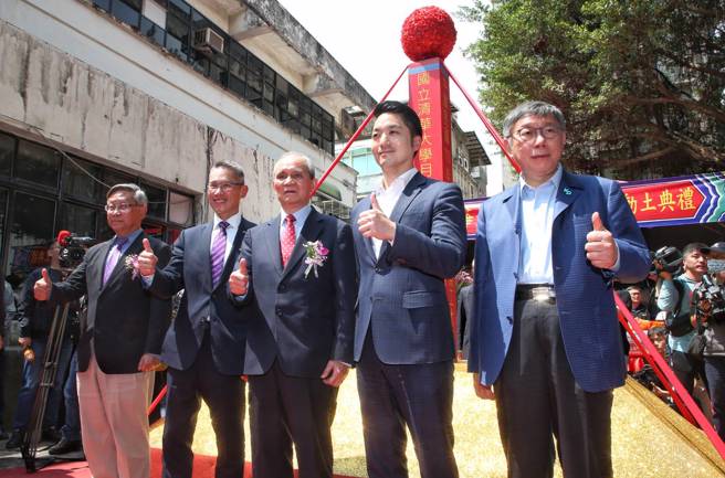 清华大学月涵堂修建及台北政经学院大楼新建工程今天举行动土典礼。台北政经学院基金会董事长黄煌雄(中)、清华大学校长高为元(左 二)、台北市长蒋万安(右二)、台北市前市长柯文哲(右一)、清华大学前校长贺陈弘(左一)执铲动土。（赵双杰摄）