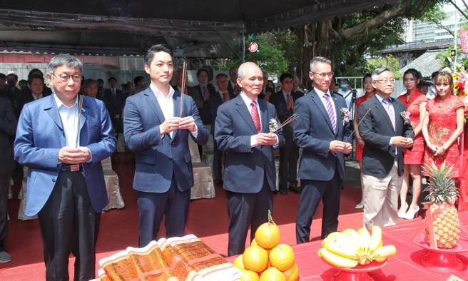 清华大学台北政经学院台北校区大楼23日举行动土典礼，前台北市长柯文哲（前左起）、台北市长蒋万安、台北政经学院基金会董事长黄煌雄、清华大学校长高为元、以及清华大学前校长贺陈弘出席，大家ㄧ起举行祭祀仪式。（赵双杰摄）