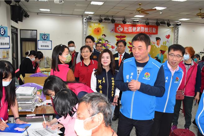 苗栗县政府卫生局竹南镇卫生所联手头份为恭医院，23日在竹南镇大厝里活动中心举办大型整合性筛检，苗栗县长锺东锦一早到场向民眾致意。（谢明俊摄）