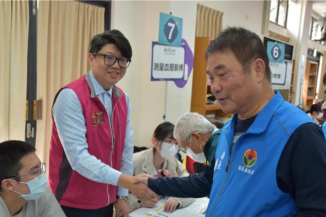苗栗县政府卫生局竹南镇卫生所联手头份为恭医院，23日在竹南镇大厝里活动中心举办大型整合性筛检，苗栗县长锺东锦感谢卫生所人员停休为民眾服务。（谢明俊摄）
