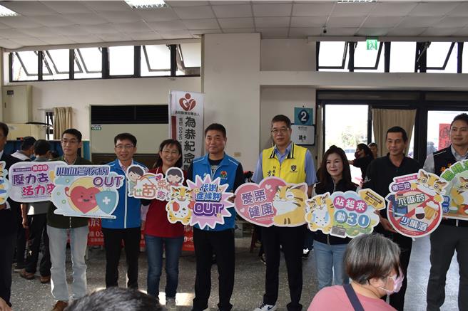 苗栗县政府卫生局竹南镇卫生所联手头份为恭医院，23日在竹南镇大厝里活动中心举办大型整合性筛检，苗栗县长锺东锦一早到场向民眾致意。（谢明俊摄）