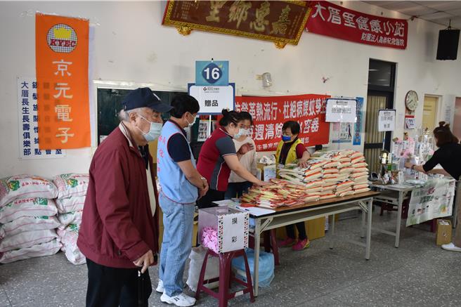 苗栗县政府卫生局竹南镇卫生所联手头份为恭医院，23日在竹南镇大厝里活动中心举办大型整合性筛检，京元电子等厂商捐赠白米送给受检民眾（谢明俊摄）