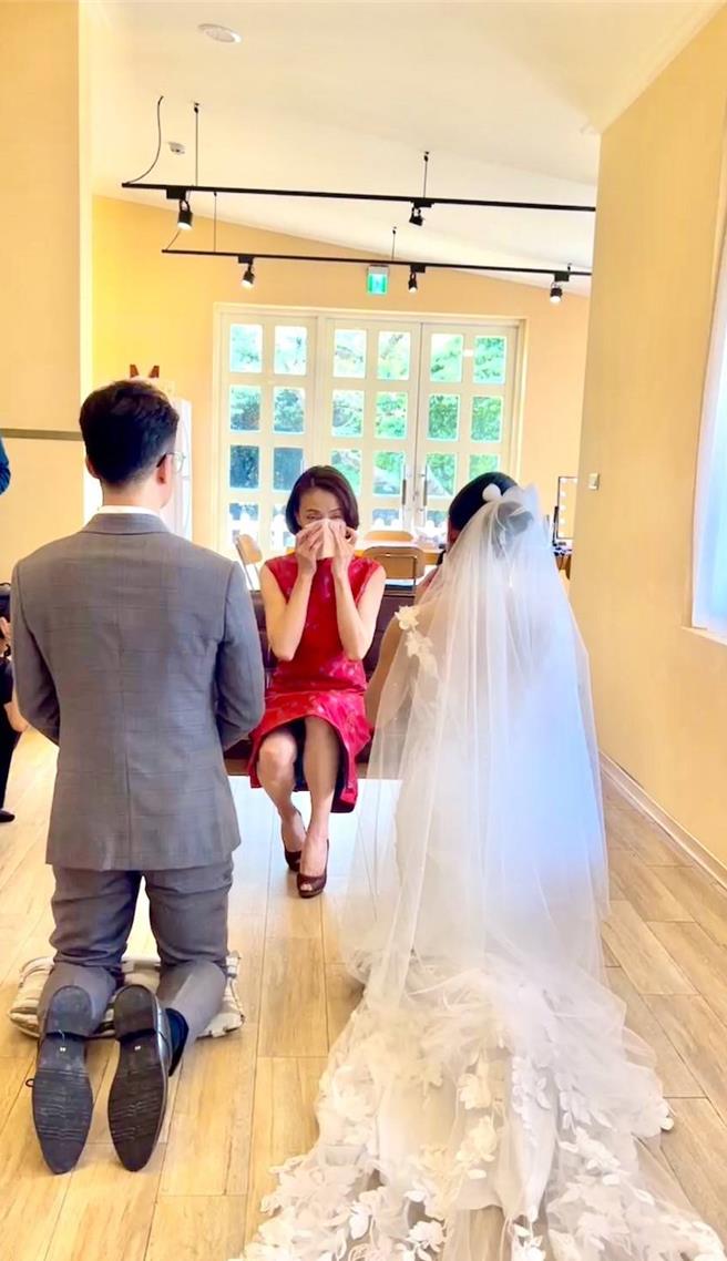 杜蕾（右）和老公拜別媽媽，柯淑勤（坐著）感動不捨落淚。（海納百川提供）