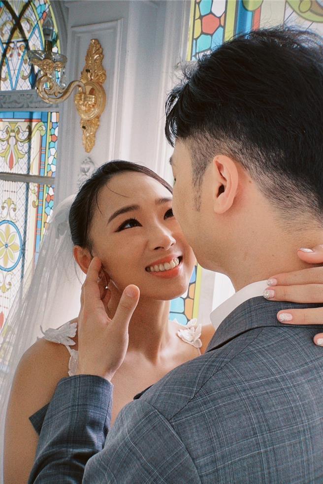 杜蕾看著丈夫露出幸福微笑。（海納百川提供）