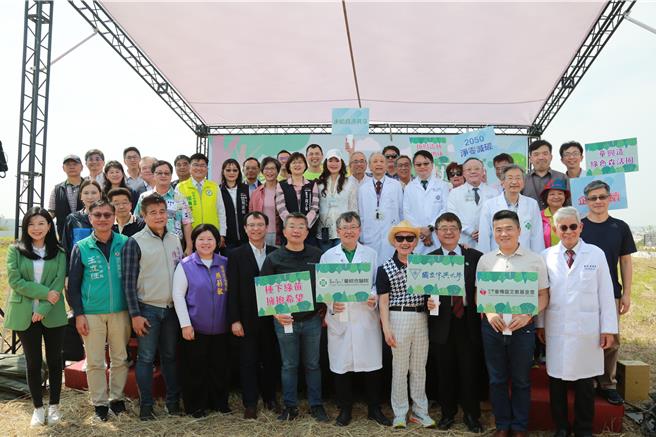 童綜合醫院23日舉辦「童興造林護地球 百人種樹」活動。（陳淑娥攝）