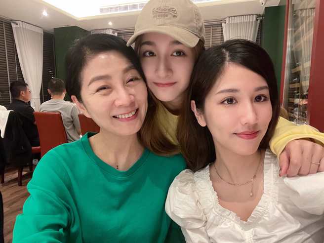 方文琳和两名女儿庆祝房贷缴清。（图／方文琳脸书）