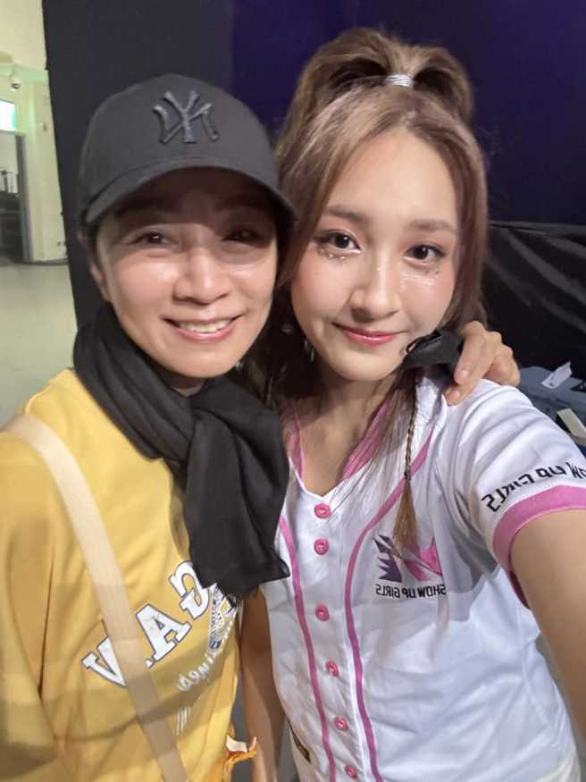 方文琳和女儿于齐薇。（图／方文琳脸书）